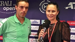 Kitzbühel-Sieger Roberto Bautista-Agut beim Interview mit Jasmin Steiner (Bild: krone.at)