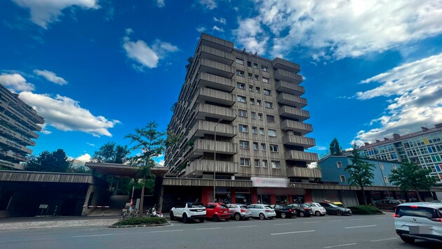 In diesem Mehrparteienhaus soll sich die Bluttat zugetragen haben. (Bild: Zeitungsfoto.at/Team, Krone KREATIV)