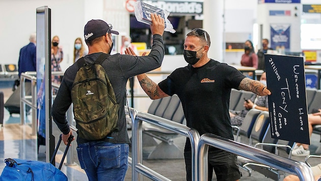 Wiedersehensfreude auf dem Flughafen von Auckland: Die ersten Öffnungsschritte sind bereits im Februar erfolgt. (Bild: APA/AFP/DAVID ROWLAND)