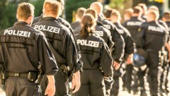 Deutsche Polizisten durchkämmten das Waldstück (Bild: stock.adobe.com)