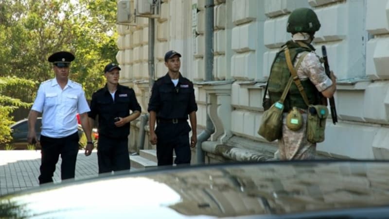 Russisches Militär vor dem Hauptquartier der russischen Schwarzmeerflotte in der Stadt Sewastopol, das am Sonntag mit einer Drohne angegriffen wurde (Bild: Associated Press)