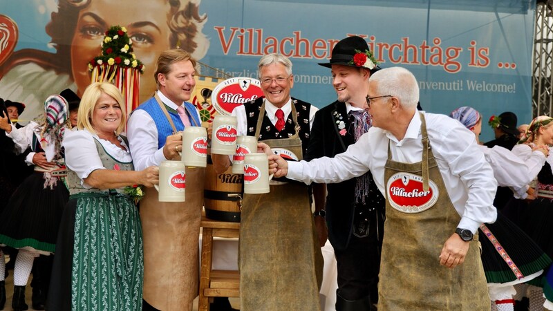 Der feierliche Bieranstich findet auch heuer wieder traditionell vor dem Rathaus Cafe statt. (Bild: Stadtmarketing Villach/Rene Krammer)