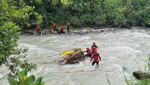 Stundenlang suchten Wasserretter, Feuerwehr und Polizei den Ruetz-Fluss ab. Wieder ohne Erfolg. (Bild: zeitungsfoto.at/Liebl Daniel)