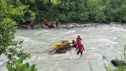 Stundenlang suchten Wasserretter, Feuerwehr und Polizei den Ruetz-Fluss ab. Wieder ohne Erfolg. (Bild: zeitungsfoto.at/Liebl Daniel)