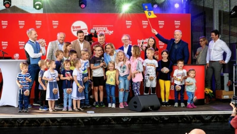 Spontan kamen auch viele Kinder auf die Show-Bühne. Von der „Krone“ und Service Freiwillige erhielten sie ein Lebkuchenherz. Landeshauptfrau Johanna Mikl-Leitner steuerte ebenso spontan ein Eis bei. (Bild: Imre Antal)