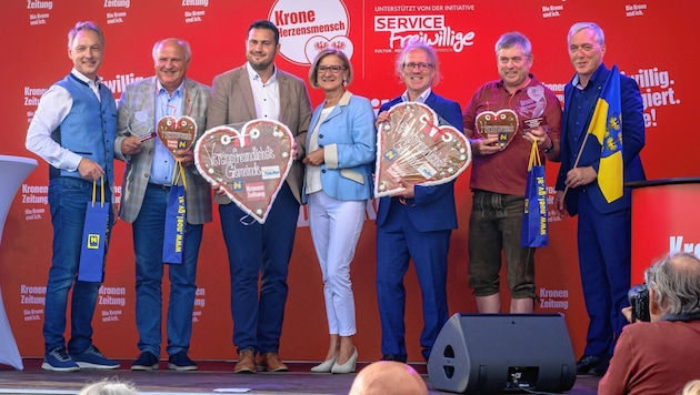 Die Bürgermeister der drei vereinsfreundlichsten Gemeinden erhielten auf der „Krone“-Bühne den Herzensmensch-Award. (Bild: Attila Molnar)