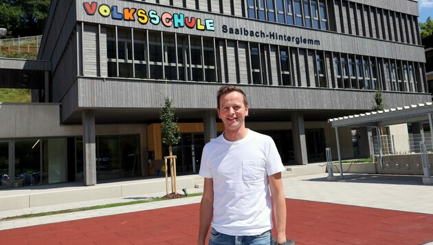 Bürgermeister Alois Hasenauer vor der neuen Schule, die im September öffnet (Bild: Hölzl Roland)