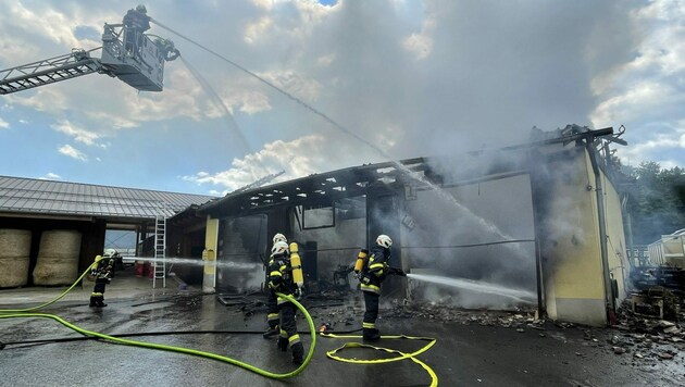 Insgesamt standen vier Feuerwehren mit 65 Kameraden rund vier Stunden im Einsatz. (Bild: BFV Fürstenfeld)