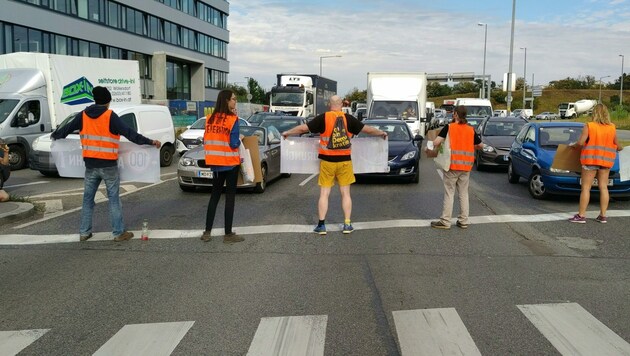 Aktivisten blockierten Montagfrüh den Verteilerkreis im Wiener Bezirk Favoriten. (Bild: APA/Letzte Generation)