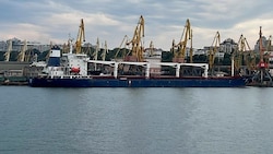 Nach der "Razoni" (Bild) liefen am Freitag drei weitere Getreideschiffe aus der Ukraine aus. (Bild: Ukrainian Infrastucture Ministry Press Office via AP)