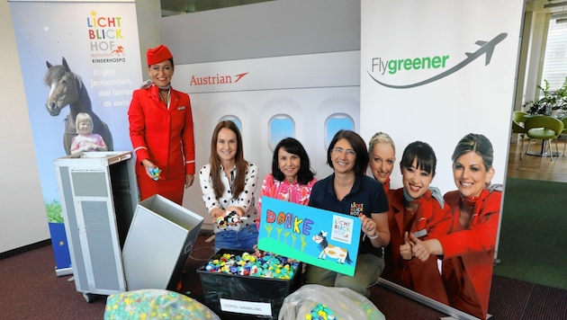 Flugbegleiterin Michaela Klager (l.) und Projektleiterin Roswita Klade (m.) vom Projekt „AUA FlyGreener“ sammeln gemeinsam mit ihren Kollegen seit Monaten Plastikstöpsel und übergaben sie im Beisein von Krone“-Tierexpertin Maggie Entenfellner an Verena Bittmann (r.) vom Verein Lichtblickhof. (Bild: Martin Jöchl)