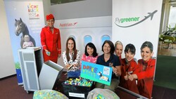 Flugbegleiterin Michaela Klager (l.) und Projektleiterin Roswita Klade (m.) vom Projekt „AUA FlyGreener“ sammeln gemeinsam mit ihren Kollegen seit Monaten Plastikstöpsel und übergaben sie im Beisein von Krone“-Tierexpertin Maggie Entenfellner an Verena Bittmann (r.) vom Verein Lichtblickhof. (Bild: Martin Jöchl)