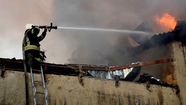 Nach Raketenangriffen in Mykolajiw kämpfen Feuerwehrleute gegen die Flammen. (Bild: AFP)