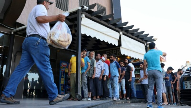 Warteschlange vor einer Bäckerei in der libanesischen Hauptstadt Beirut (Bild: AFP)