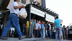 Warteschlange vor einer Bäckerei in der libanesischen Hauptstadt Beirut (Bild: AFP)
