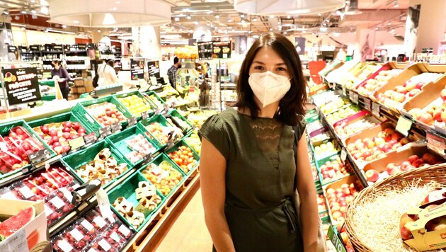 Wer im Zug oder im Supermarkt die Maske weiter freiwillig trägt, wird hierzulande oft irrtümlich für infiziert gehalten. (Bild: Jöchl Martin)