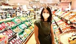 Wer im Zug oder im Supermarkt die Maske weiter freiwillig trägt, wird hierzulande oft irrtümlich für infiziert gehalten. (Bild: Jöchl Martin)