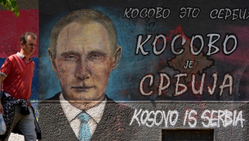 Graffito, auf dem „Kosovo ist Serbien“ zu lesen ist (Bild: AP)