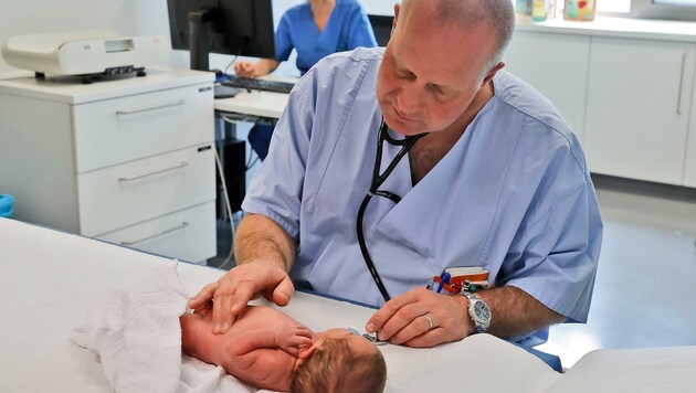 Weil in den Regionen Kinderärzte fehlen, steigt der Druck auf die Ambulanzen an der Klinik und den Bezirksspitälern. (Bild: Christof Birbaumer)