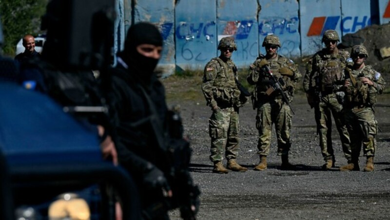 NATO-Soldaten und kosovarische Polizisten an der Grenze zu Serbien bei Jarinje (Bild: APA/AFP/Armend NIMANI)