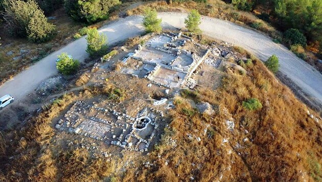Luftaufnahme des 1500 Jahre alten Klosterkomplexes, den israelische Soldaten bei einem Manöver wiederentdeckt haben (Bild: Israel Antiquities Authority/Idan Yunish)