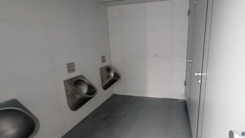 Nirosta-Pissoirs im neuen öffentlichen WC (Bild: Tragner Christian)