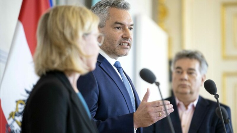 Energieministerin Leonore Gewessler, Bundeskanzler Karl Nehammer und Vizekanzler Werner Kogler (Bild: APA/Tobias Steinmaurer)