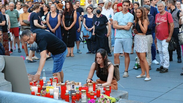 Grazerinnen und Grazer zündeten Kerzen für die verstorbene Ärztin an (Bild: Christian Jauschowetz)