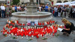 Mahnwache am Linzer Taubenmarkt für die verstorbene Ärztin Lisa-Maria Kellermayr (Bild: © Harald Dostal / 2022)