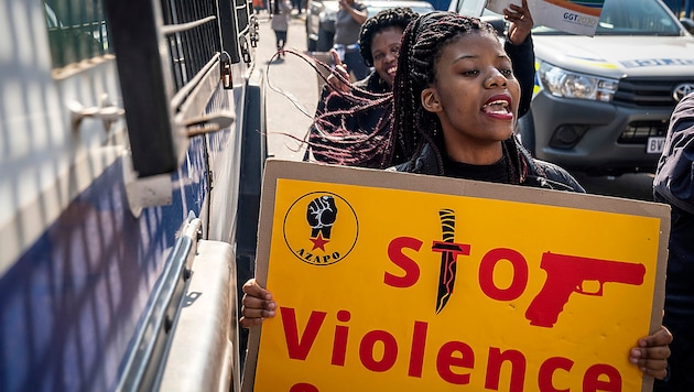 Protest nach der Horrortat: Im Durchschnitt wird in Südafrika alle zwölf Minuten eine Vergewaltigung bei der Polizei angezeigt. Dabei ist von einer hohen Dunkelziffer auszugehen. (Bild: AP)