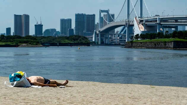 Ein Sonnenanbeter in Tokio (Bild: AFP)