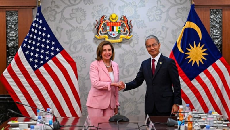 Nancy Pelosi mit Malaysias Parlamentspräsident Azhar Azizan Harun (Bild: AP)