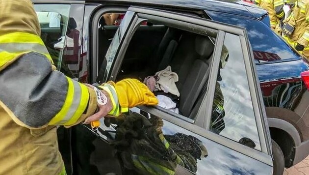 Das Baby konnte aus dem Auto befreit werden. (Bild: Freiwillige Feuerwehr Wals-Siezenheim)