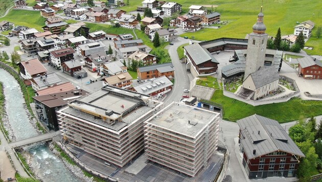 Lech am Arlberg. Auch wenn das umstrittene Gemeindezentrum fast schon fertig ist, eine Baustelle bleibt die Gemeinde nach wie vor. (Bild: Gemeinde Lech)