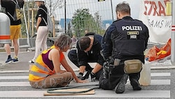 Behutsam „befreien“ Polizisten die festgeklebten Aktivisten. (Bild: letzte generation.at)
