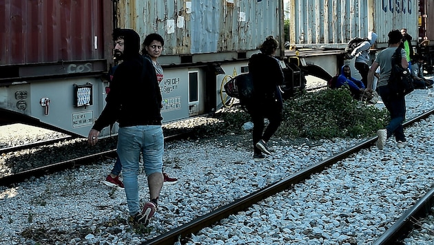 Migranten in der Nähe der griechisch-nordmazedonischen Grenze (Bild: APA/AFP/Sakis MITROLIDIS)
