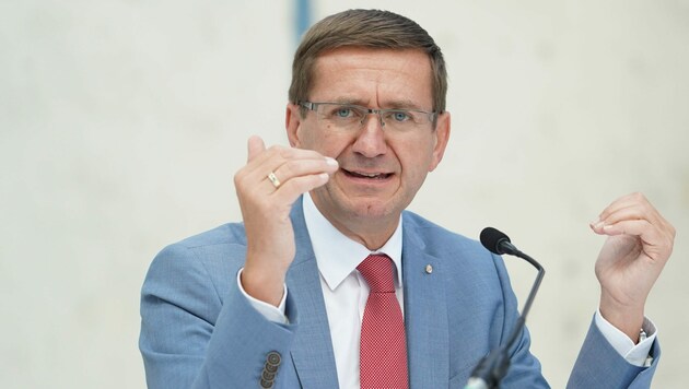 „Wir schauen, dass wir auf allen Ebenen die Potenziale heben, um die offenen Stellen zu reduzieren. Frauen, Ältere, Menschen mit Migrationshintergrund - in verschiedenen Bereichen ist was zu holen“, sagt Markus Achleitner. (Bild: Markus Wenzel)