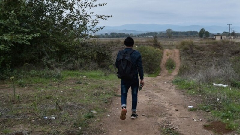 Auf der Suche nach einer Möglichkeit über die Grenze nach Nordmazedonien zu gelangen (Bild: APA/AFP/Sakis MITROLIDIS)