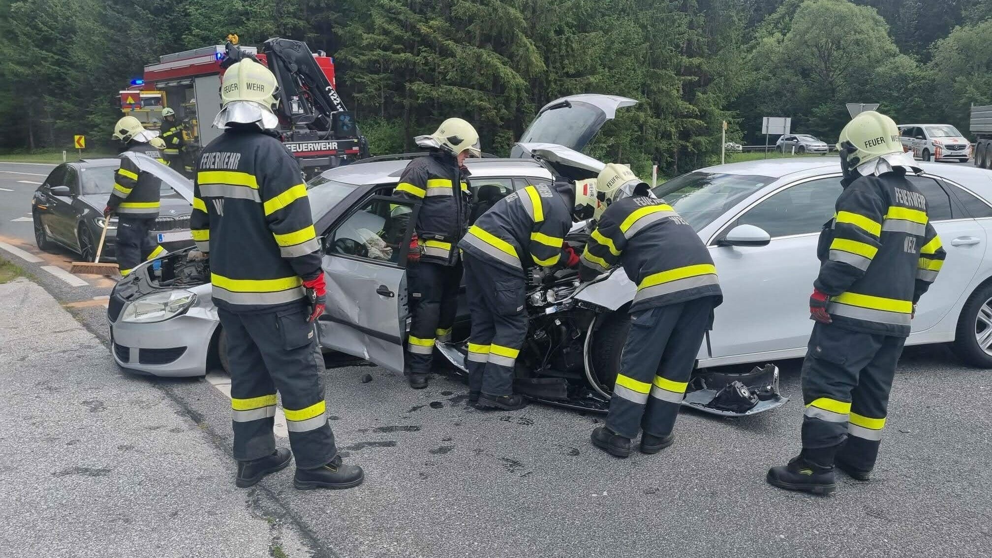 Zusammenstoß Auf B72 - Zwei Pkw Bei Unfall In Weiz Total Beschädigt ...