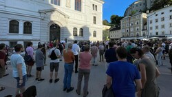 Knapp 150 Personen kamen zum Kajetanerplatz (Bild: B. Grabner)