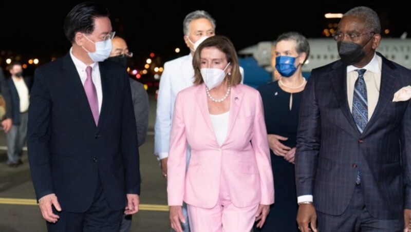 Pelosi landete am Dienstagabend aus Malaysia kommend in Taipeh. Es ist der ranghöchste Besuch aus den USA seit einem Vierteljahrhundert in Taiwan. (Bild: AFP/Ministry of Foreign Affairs)