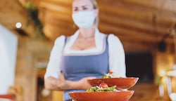 In Bereich Beherbergung und Gastronomie ist die Arbeitslosigkeit um 19,7 Prozent abgesunken. (Bild: EXPA/ JFK)
