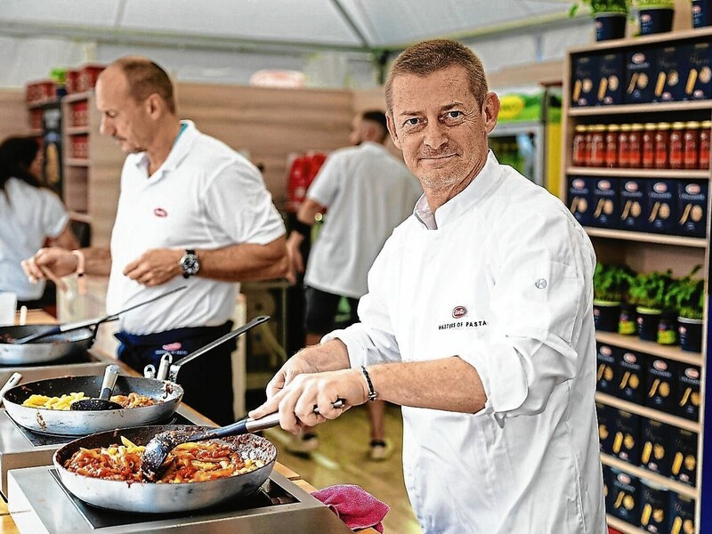 Abwechslung zum Alltag: Barilla-Manager Tom und sein Team kochen täglich bis zu 1000 Portionen Pasta. (Bild: Mario Urbantschitsch)