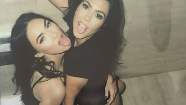 Megan Fox und Kourtney Kardashian posierten für Kim Kardashians Label SKIMS. Jetzt veröffentlichte die Schauspielerin verführerische Polaroids, die während des Shootings entstanden waren. (Bild: instagram.com/meganfox)
