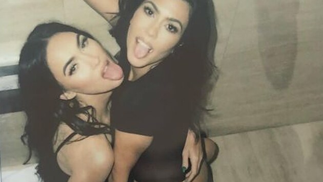 Megan Fox und Kourtney Kardashian posierten für Kim Kardashians Label SKIMS. Jetzt veröffentlichte die Schauspielerin verführerische Polaroids, die während des Shootings entstanden waren. (Bild: instagram.com/meganfox)