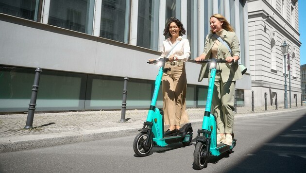 Mit dem E-Scooter gemütlich durch die City cruisen – wer sich nicht an die Regeln hält, wird von „Tier“ künftig gesperrt. (Bild: Tier Mobility)