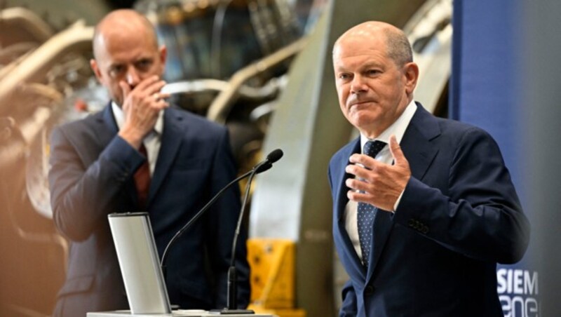 Scholz weist Russlands Bedenken zur Gasturbine vehement zurück - sie müsse nur noch ausgeliefert werden. (Bild: AFP/Sascha Schuermann)