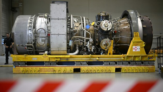 Seit Mitte Juli wartet die Gasturbine bereits in Deutschland auf ihren Weitertransport. (Bild: AFP/Sascha Schuermann)