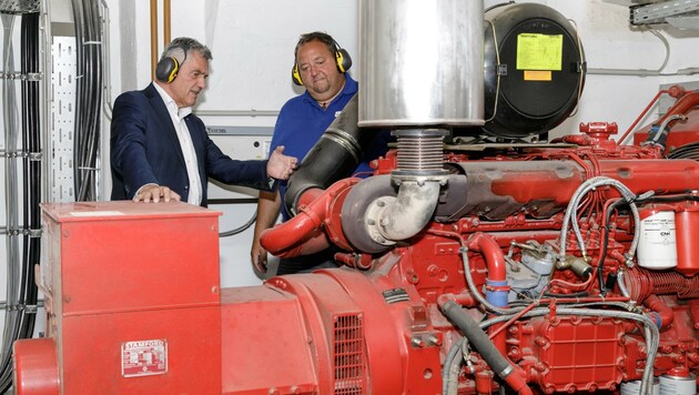 Landesamtsdirektor Erich Watzl überzeugt sich mit Techniker Markus Zweimüller vom Funktionieren des riesigen Dieselaggregats (Bild: MARGOT HAAG)