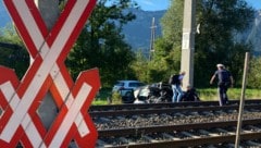 Das Wrack kam neben den Gleisen zum Stillstand. (Bild: zoom.tirol, Krone KREATIV)